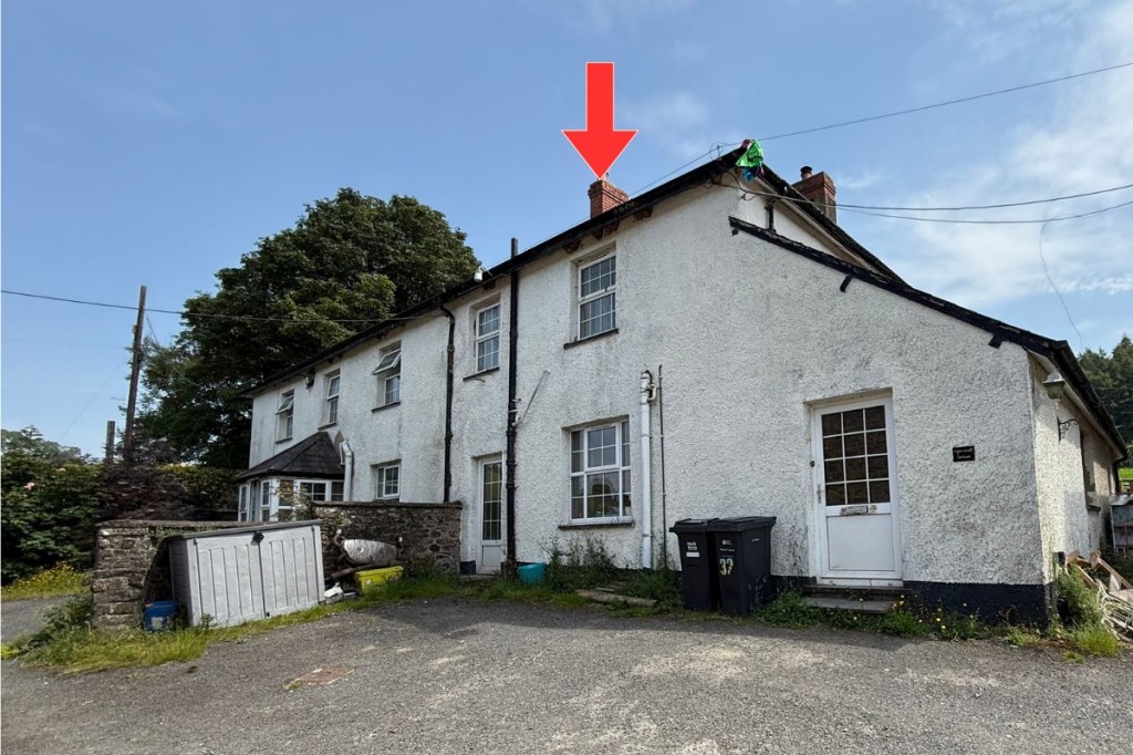 Lot: 122 - SUBSTANTIAL THREE-BEDROOM FARMHOUSE SITUATED WITHIN HIGHER GRANTS FARM - Front of the property